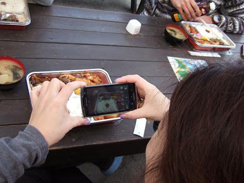 お弁当の写真撮ってます！
