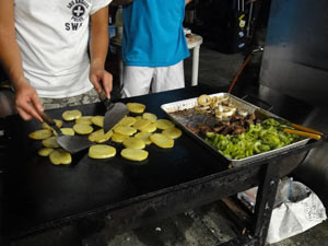 こっちは野菜をどんどん焼いてます