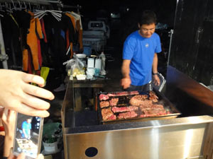 お肉と焼き手を記念撮影