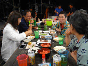 黙々と食べる杉山さん＆宮沢さん＆三戸さん