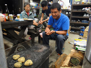 ストーブで焼きおにぎりスタート