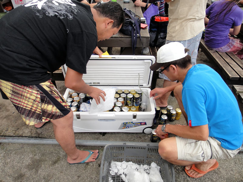 缶ビールと氷の配置に悩む男達