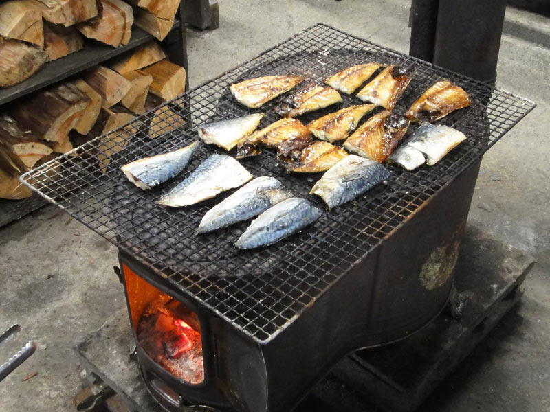 まずは薪ストーブで焼き魚