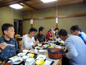 黙々と食べてます