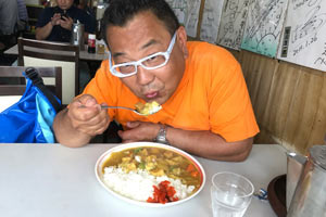 カレーを食べる大村さん