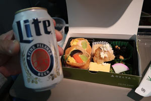 ちょっと豪華になった機内食と無料のビール